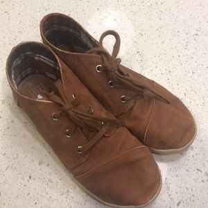 Toms booties for big boys, size 4